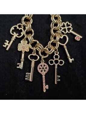 Graziano Charm Bracelet Dangle Keys Gold Tone 7-8"
